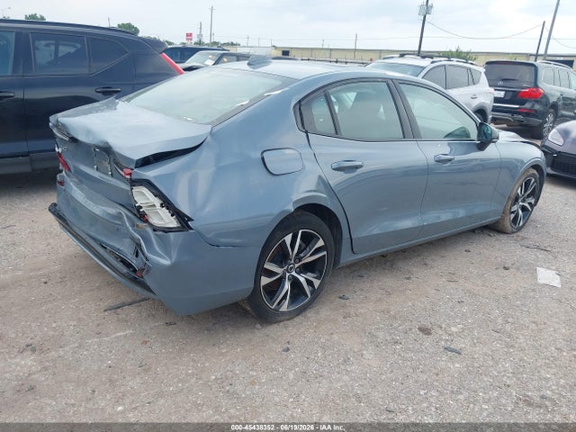 7JRL12FK9RG323001 Volvo S60 B5 Core Dark Theme