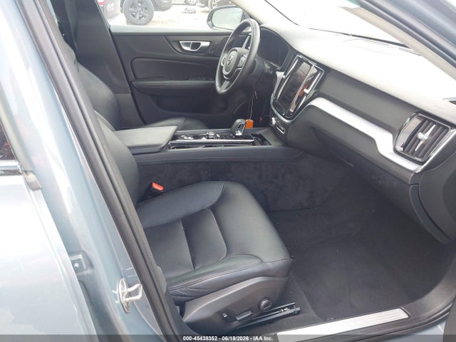 7JRL12FK9RG323001 Volvo S60 B5 Core Dark Theme