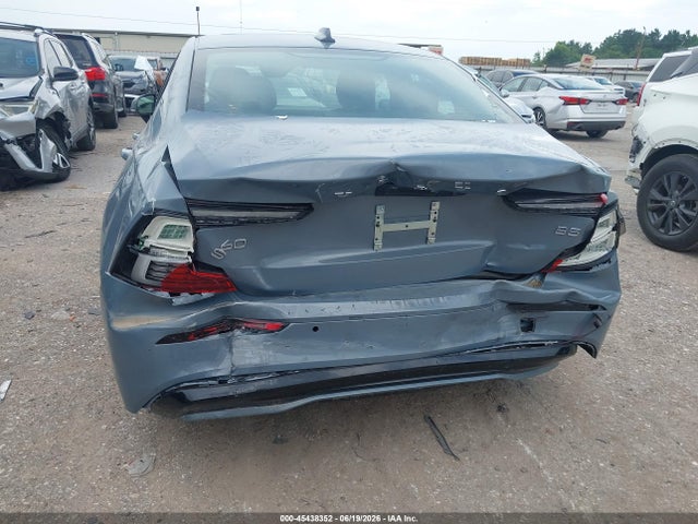 7JRL12FK9RG323001 Volvo S60 B5 Core Dark Theme