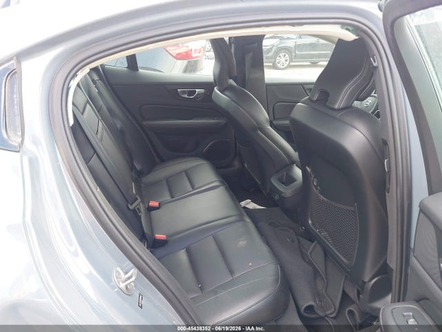 7JRL12FK9RG323001 Volvo S60 B5 Core Dark Theme