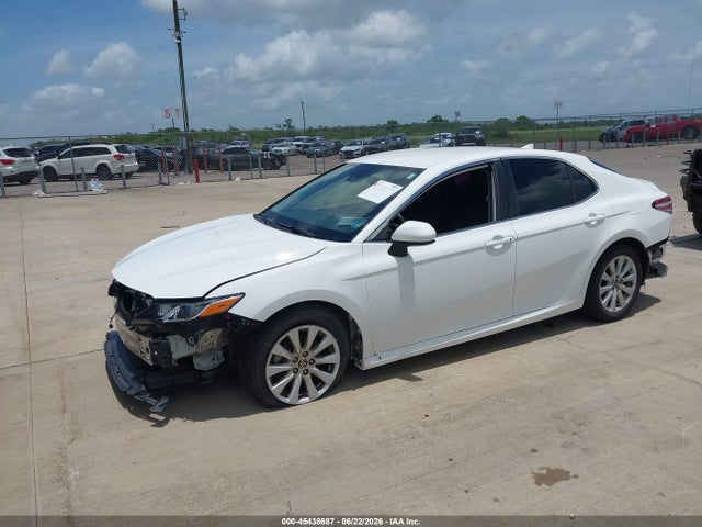 Toyota CAMRY LE 2020 4T1C11AK6LU395942 Image 2