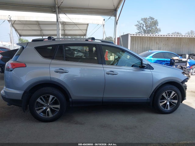 JTMWFREV4JD130584 Toyota Rav4 Xle