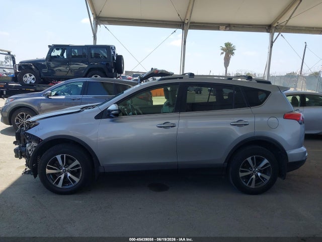 JTMWFREV4JD130584 Toyota Rav4 Xle
