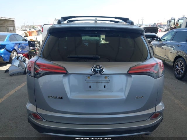JTMWFREV4JD130584 Toyota Rav4 Xle