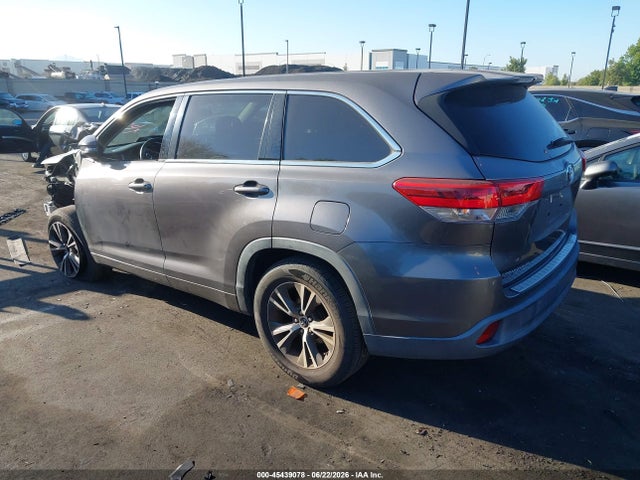 Toyota Highlander Le 2018 5TDZARFHXJS034337 Image 3