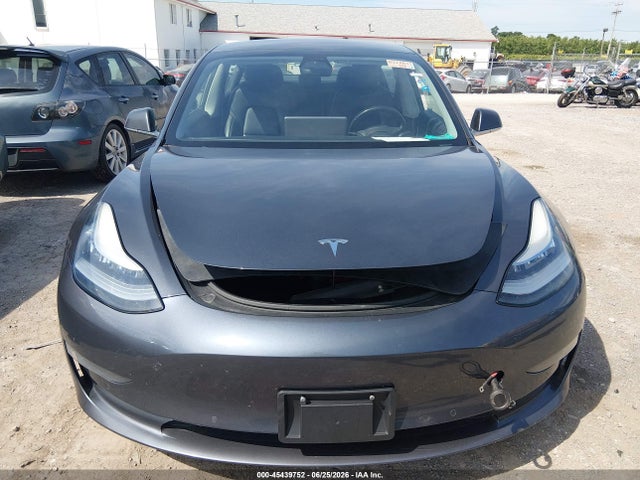 45439752 :رقم المزاد ، 5YJ3E1EB8JF114085 vin ، 2018 Tesla Model 3 Long Range/performance مزاد بيع