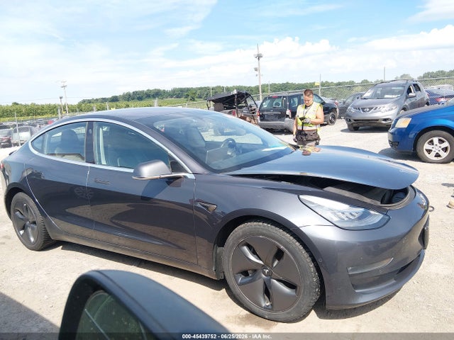 45439752 :رقم المزاد ، 5YJ3E1EB8JF114085 vin ، 2018 Tesla Model 3 Long Range/performance مزاد بيع