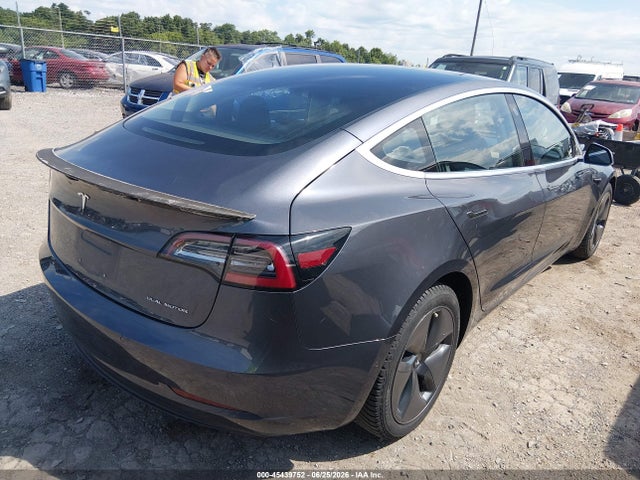 45439752 :رقم المزاد ، 5YJ3E1EB8JF114085 vin ، 2018 Tesla Model 3 Long Range/performance مزاد بيع