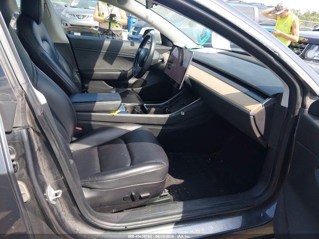 45439752 :رقم المزاد ، 5YJ3E1EB8JF114085 vin ، 2018 Tesla Model 3 Long Range/performance مزاد بيع