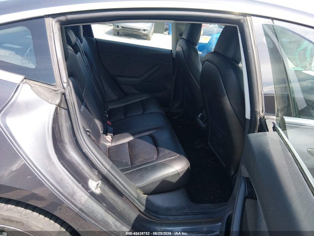 45439752 :رقم المزاد ، 5YJ3E1EB8JF114085 vin ، 2018 Tesla Model 3 Long Range/performance مزاد بيع