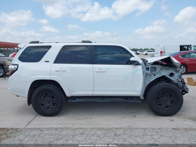 Toyota 4RUNNER SR5 2022 JTEMU5JR9N6081855 Image 14