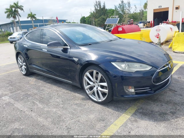 45440597 :رقم المزاد ، 5YJSA1DP9DFP10833 vin ، 2013 Tesla Model S Performance مزاد بيع