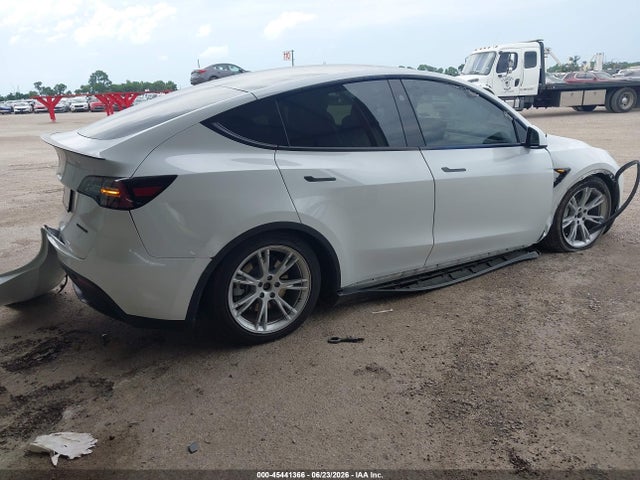 Продажа на аукционе авто 2024 Tesla Model Y Long Range Single Motor Rear-wheel Drive/rwd, vin: 7SAYGDED7RF055032, номер лота: 45441366