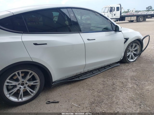 Продажа на аукционе авто 2024 Tesla Model Y Long Range Single Motor Rear-wheel Drive/rwd, vin: 7SAYGDED7RF055032, номер лота: 45441366