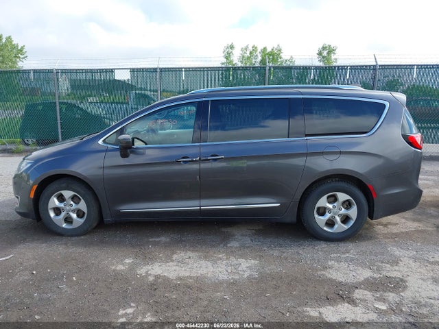 Продаж на аукціоні авто 2017 Chrysler Pacifica Touring-l Plus, vin: 2C4RC1EG0HR555977, номер лоту: 45442230