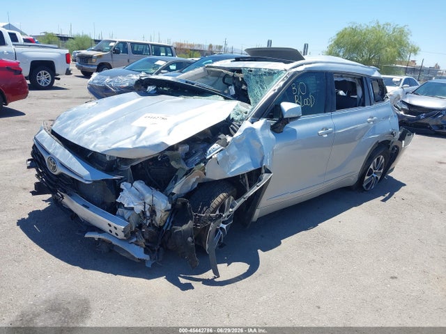 Toyota Highlander Xle 2022 5TDHZRBH4NS585170 Image 2