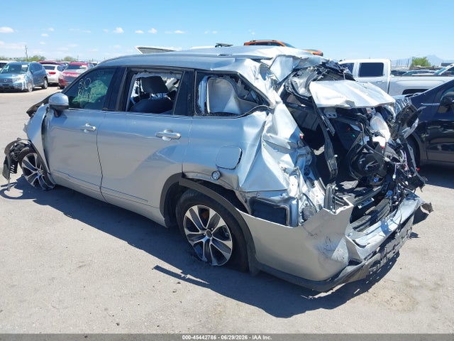 Toyota Highlander Xle 2022 5TDHZRBH4NS585170 Image 3