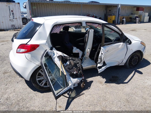 Mazda Mazda2 Sport 2014 JM1DE1KZXE0180230 Image 4