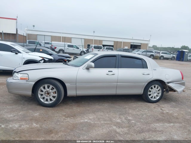 45444126 :رقم المزاد ، 1LNHM82V46Y646808 vin ، 2006 Lincoln Town Car Signature Limited مزاد بيع