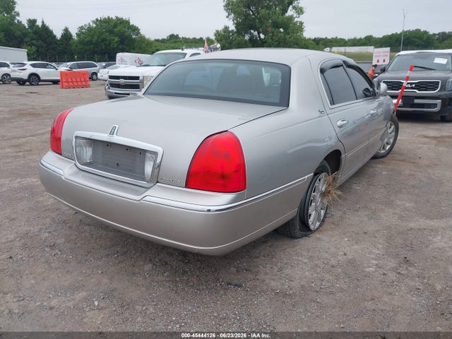 45444126 :رقم المزاد ، 1LNHM82V46Y646808 vin ، 2006 Lincoln Town Car Signature Limited مزاد بيع