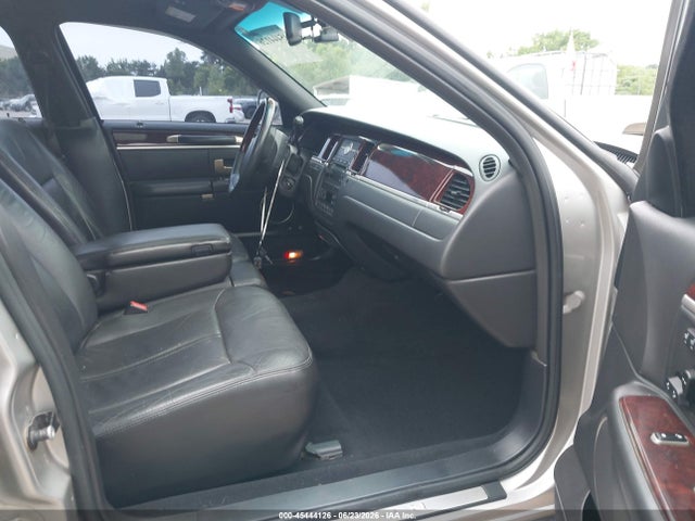 45444126 :رقم المزاد ، 1LNHM82V46Y646808 vin ، 2006 Lincoln Town Car Signature Limited مزاد بيع