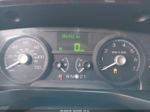 45444126 :رقم المزاد ، 1LNHM82V46Y646808 vin ، 2006 Lincoln Town Car Signature Limited مزاد بيع