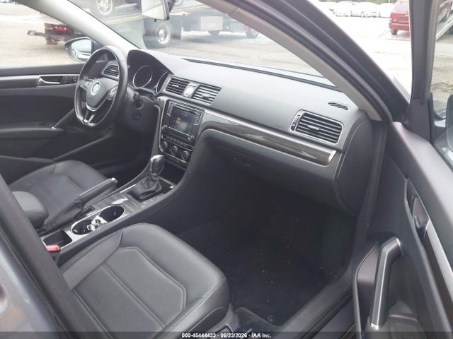 1VWBT7A30HC041088 Volkswagen Passat 1.8t Se