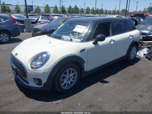 Mini Clubman Cooper 2016 WMWLN5C58G2B28052 Image 2