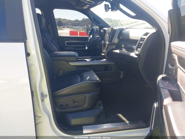 3C6UR5FL5NG323038 RAM 2500 Laramie 4x4 6&#039;4 Box