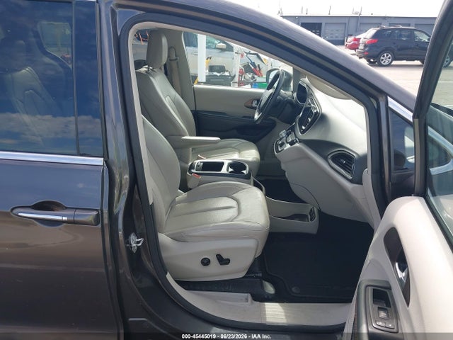 45445019 :رقم المزاد ، 2C4RC1EG1HR577311 vin ، 2017 Chrysler Pacifica Touring-l Plus مزاد بيع