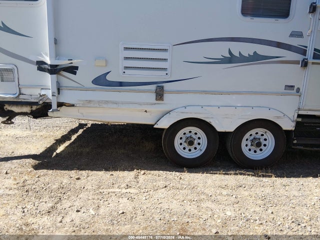 45445176 :رقم المزاد ، 4X4FWCC283T004382 vin ، 2003 Forest River Wildcat F27rk مزاد بيع