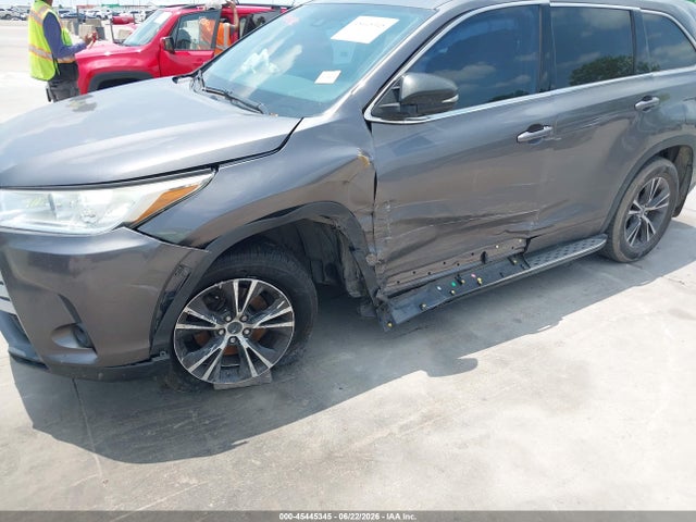 45445345 :رقم المزاد ، 5TDZARFH4JS035998 vin ، 2018 Toyota Highlander Le مزاد بيع