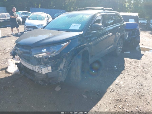 45445782 :رقم المزاد ، 5TDBZRFH4JS851426 vin ، 2018 Toyota Highlander Le مزاد بيع