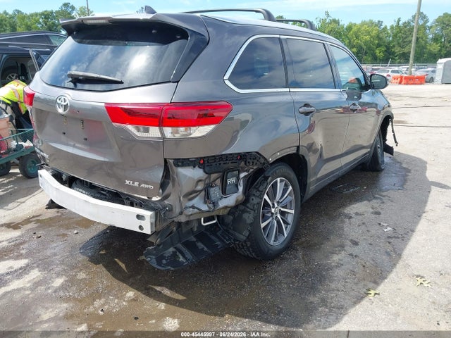 5TDJZRFH9JS818725 Toyota Highlander Xle