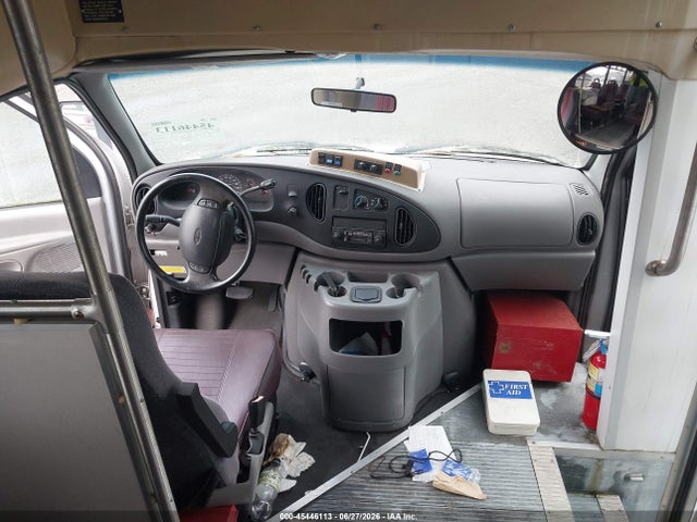 45446113 :رقم المزاد ، 1FDXE45S3YHB54051 vin ، 2000 Ford E-450 Cutaway Standard مزاد بيع