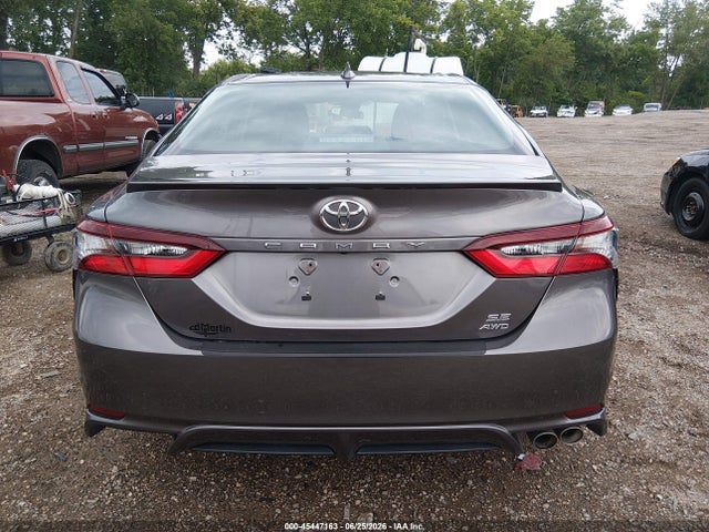 45447163 :رقم المزاد ، 4T1G11BK5MU027334 vin ، 2021 Toyota Camry Se Awd مزاد بيع