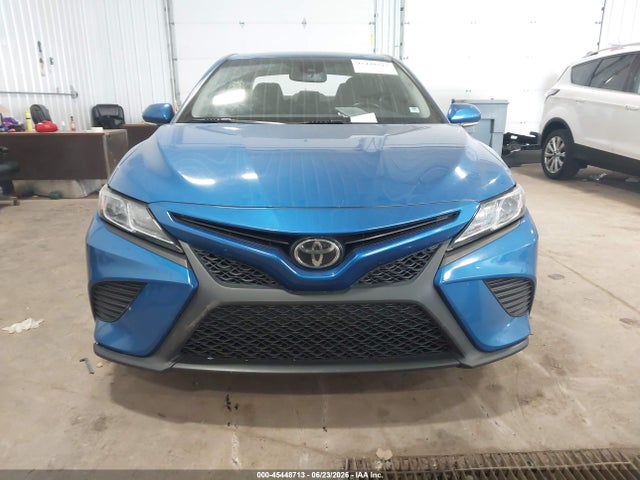 45448713 :رقم المزاد ، 4T1B11HKXJU008971 vin ، 2018 Toyota Camry Se مزاد بيع