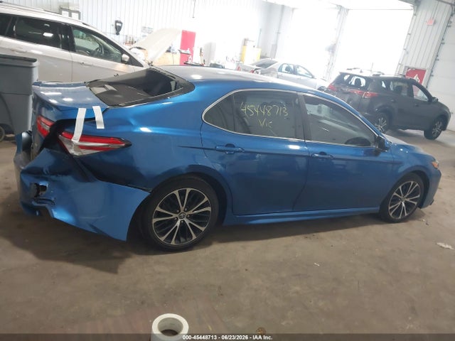 45448713 :رقم المزاد ، 4T1B11HKXJU008971 vin ، 2018 Toyota Camry Se مزاد بيع