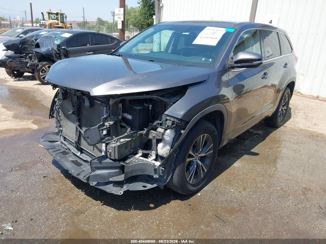 Toyota Highlander Le Plus 2018 5TDZZRFH7JS251742 Image 2