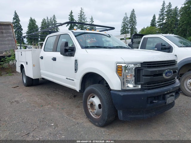 2019 1FD8W3HT1KED74894 main image