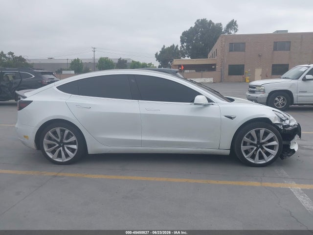 45450827 :رقم المزاد ، 5YJ3E1EA4JF164585 vin ، 2018 Tesla Model 3 مزاد بيع