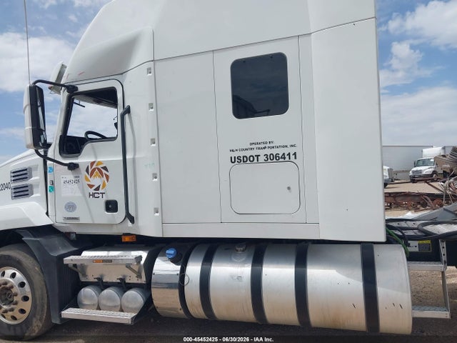45452425 :رقم المزاد ، 1M1AN4GY0NM027093 vin ، 2022 Mack Anthem مزاد بيع
