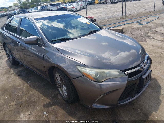45452582 :رقم المزاد ، 4T1BF1FK6FU477681 vin ، 2015 Toyota Camry Se مزاد بيع
