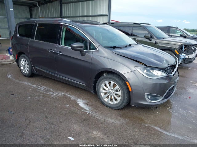 45452969 :رقم المزاد ، 2C4RC1BG1JR185794 vin ، 2018 Chrysler Pacifica Touring L مزاد بيع