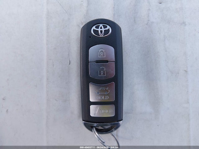 3MYDLBYV6HY185470 Toyota YARIS IA