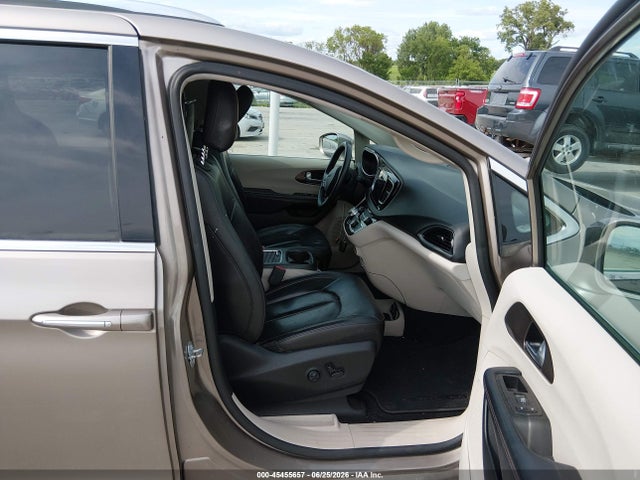 Продаж на аукціоні авто 2017 Chrysler Pacifica Touring-l Plus, vin: 2C4RC1EG3HR607604, номер лоту: 45455657