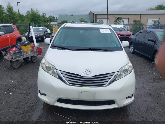 45456687 :رقم المزاد ، 5TDYK3DC8FS643768 vin ، 2015 Toyota Sienna Xle 8 Passenger مزاد بيع