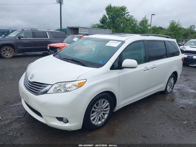 Toyota Sienna Xle 8 Passenger 2015 5TDYK3DC8FS643768 Image 2