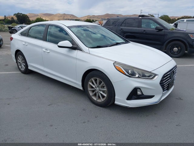 2018 5NPE24AA9JH682833 main image