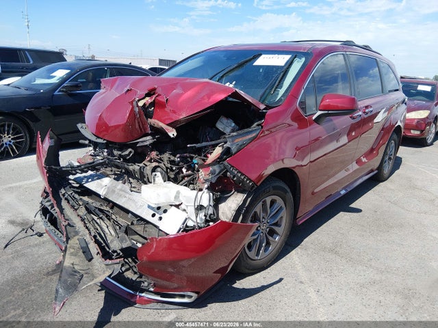 Toyota SIENNA XLE 2022 5TDJRKEC6NS090168 Image 2